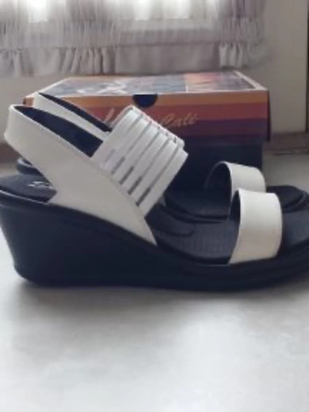 NWT Sketchers white wedges